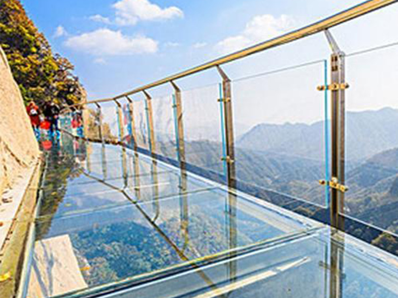 玻璃吊橋受到外國(guó)人質(zhì)疑，不遠(yuǎn)萬(wàn)里來(lái)砸橋，結(jié)局讓人很無(wú)奈